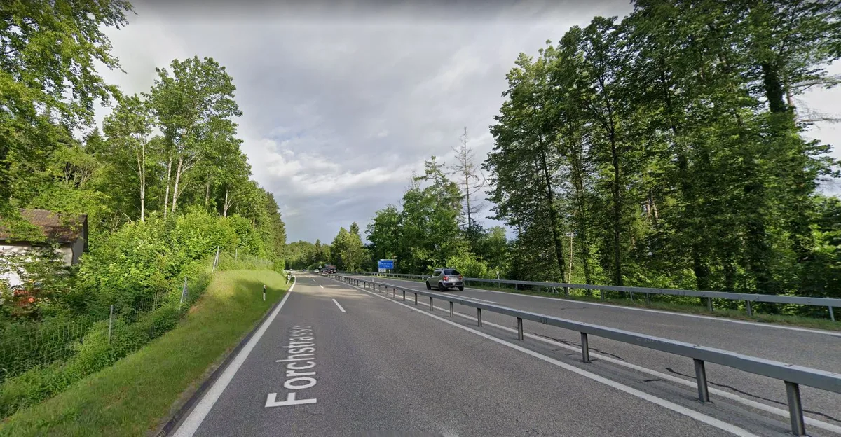 Forchautostrasse durchs Tägernauer Holz, wo eine Deponie gebaut werden soll.